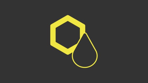 Желтая иконка соты выделена на сером фоне. Символ медовых клеток. Сладкая натуральная еда. Видеографическая анимация 4K — стоковое видео
