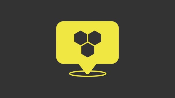 Amarillo abeja panal ubicación mapa pin puntero icono aislado sobre fondo gris. Puntero de mapa de animales de granja. Animación gráfica de vídeo 4K — Vídeos de Stock