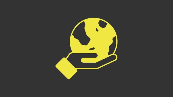Gul mänsklig hand håller jorden globen ikon isolerad på grå bakgrund. Rädda jorden. 4K Video motion grafisk animation — Stockvideo