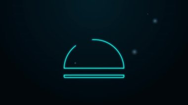 Siyah arka planda izole edilmiş bir tepsi yiyecek ikonu ile kaplı parlayan neon hattı. Tepsi ve kapak işareti. Kapaklı bir restoran saati. Mutfak eşyaları sembolü. 4K Video hareketli grafik canlandırması