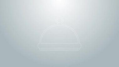 Gri arka planda izole edilmiş bir tepsi yiyecek ikonu ile kaplanmış mavi çizgi. Tepsi ve kapak işareti. Kapaklı bir restoran saati. Mutfak eşyaları sembolü. 4K Video hareketli grafik canlandırması