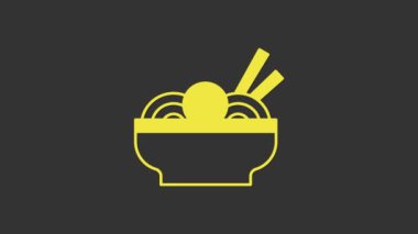 Sarı Asya erişteleri kasede ve yemek çubukları ikonu gri arka planda izole edilmiş. Sokak yemeği. Kore, Japon, Çin yemekleri. 4K Video hareketli grafik canlandırması