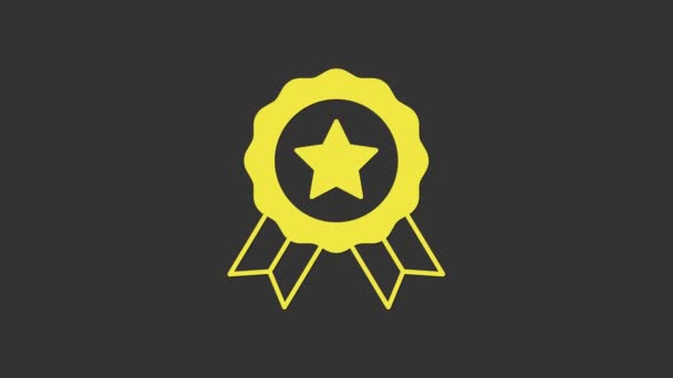 Žlutá medaile ikona izolované na šedém pozadí. Symbol vítěze. Grafická animace pohybu videa 4K — Stock video