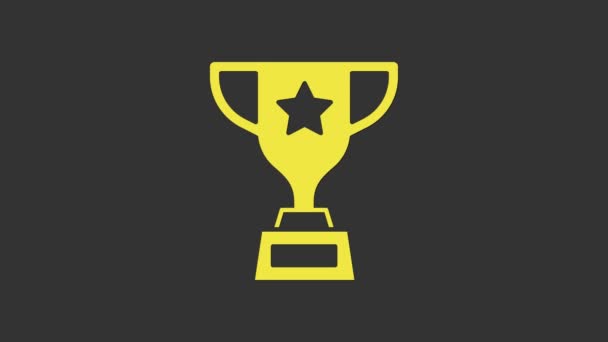 Gelbe Pokal-Ikone isoliert auf grauem Hintergrund. Siegertrophäe Symbol. Meisterschaft oder Wettbewerbspokal. Sportabzeichen. 4K Video Motion Grafik Animation — Stockvideo