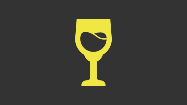 Icono de copa de vino amarillo aislado sobre fondo gris. Signo de copa de vino. Animación gráfica de vídeo 4K — Vídeo de stock