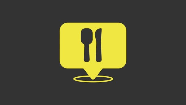 Amarillo Café y restaurante icono ubicación aislado sobre fondo gris. Tenedor y cuchara signo de comedor dentro de señalar. Animación gráfica de vídeo 4K. — Vídeos de Stock