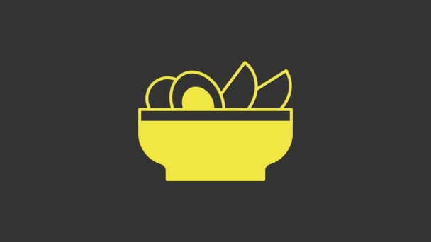 Желтые начос в табличке значок изолирован на сером фоне. Чипсы с тортильей или начос. Традиционное мексиканское меню быстрого питания. Видеографическая анимация 4K — стоковое видео