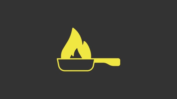 Yellow Frying pan icon isolated on grey background. Fry or roast food symbol. 4K Video motion graphic animation — Stock Video