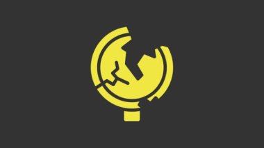 Sarı Yol trafik işareti. Gri arkaplanda sinyal simgesi izole edildi. İşaretçi sembolü. İzole sokak bilgi levhası. Yön tabelası. 4K Video hareketli grafik canlandırması