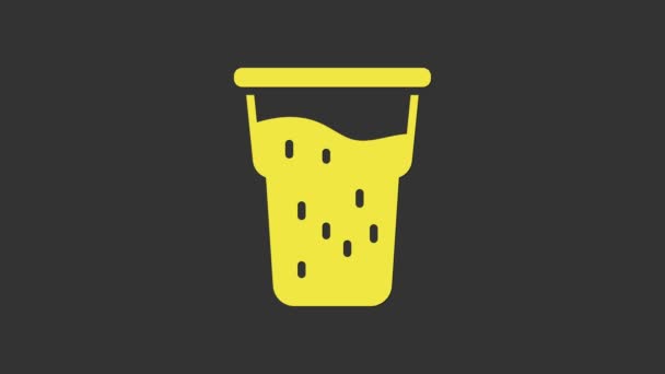 Gri arka planda izole edilmiş sarı bardak bira ikonu. 4K Video hareketli grafik canlandırması — Stok video