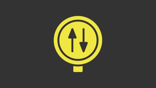 Gelbes Verkehrszeichen, das vor dem beidseitigen Verkehr warnt, isoliert auf grauem Hintergrund. 4k video motion graphic animation — Stockvideo