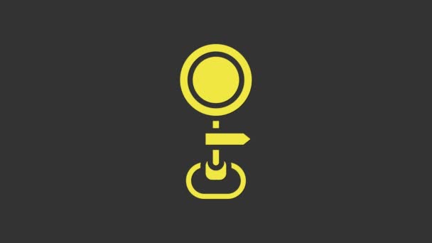 Gelbes Verkehrszeichen. Wegweiser-Symbol isoliert auf grauem Hintergrund. Zeigersymbol. Abgelegenes Straßeninformationsschild. Wegweiser. 4K Video Motion Grafik Animation — Stockvideo