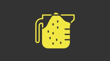 Gri arkaplanda izole edilmiş kuru ve sıvı yiyecek ikonunu ölçmek için sarı ölçü kabı. Plastik şişenin sapı var. 4K Video hareketli grafik canlandırması