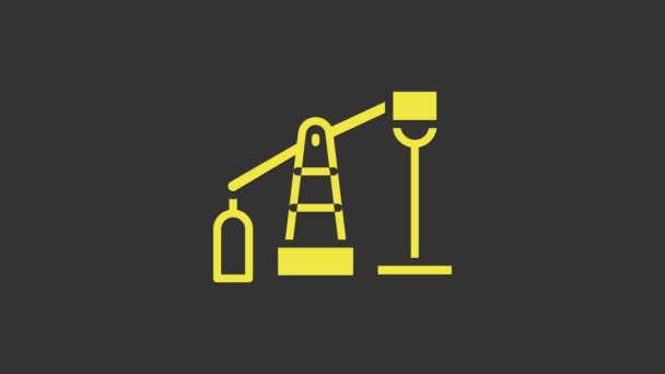 Yellow Oil pomp of pomp jack icoon geïsoleerd op grijze achtergrond. Olieplatform. 4K Video motion grafische animatie — Stockvideo