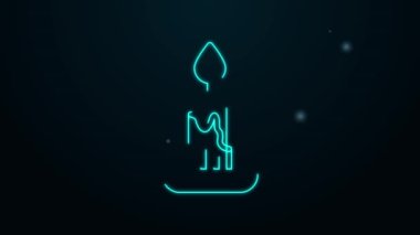Parlayan neon hattı yanan mum simgesi siyah arkaplanda izole edildi. Silindirik mum çubuğu ve yanan ateş. 4K Video hareketli grafik canlandırması