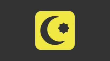 Sarı Yıldız ve Hilal - gri arka planda izole edilmiş İslam ikonunun sembolü. Din sembolü. 4K Video hareketli grafik canlandırması