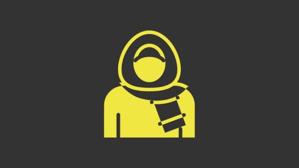 Donna musulmana gialla con icona hijab isolata su sfondo grigio. Animazione grafica 4K Video motion — Video Stock