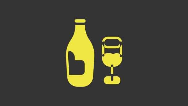 Botella de vino amarillo con icono de vidrio aislado sobre fondo gris. Animación gráfica de vídeo 4K — Vídeo de stock