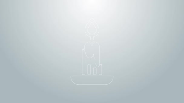 Línea azul Icono de vela ardiente aislado sobre fondo gris. Vara cilíndrica con llama ardiente. Animación gráfica de vídeo 4K — Vídeo de stock