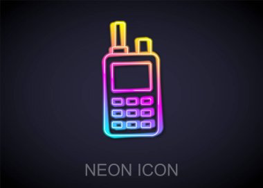 Parlayan neon hattı telsiz ikonu siyah arkaplanda izole edildi. Taşınabilir radyo vericisi simgesi. Radyo alıcı-vericisi işareti. Vektör