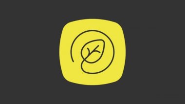 Gri arkaplanda yaprak simgesi olan sarı konum. Çevre enerjisi kavramı. Alternatif enerji kavramı. 4K Video hareketli grafik canlandırması