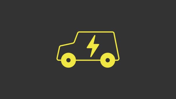 Coche eléctrico amarillo y enchufe de cable eléctrico icono de carga aislado sobre fondo gris. Tecnologías ecológicas renovables. Animación gráfica de vídeo 4K — Vídeo de stock