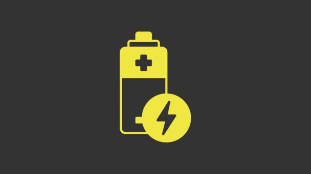 Желтая батарея значок изолирован на сером фоне. Символ молнии. Видеографическая анимация 4K — стоковое видео