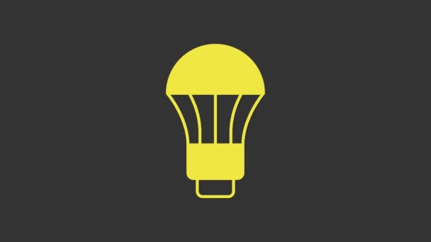 Gul LED-lampa ikon isolerad på grå bakgrund. Ekonomisk LED belyst glödlampa. Spara energi lampa. 4K Video motion grafisk animation — Stockvideo