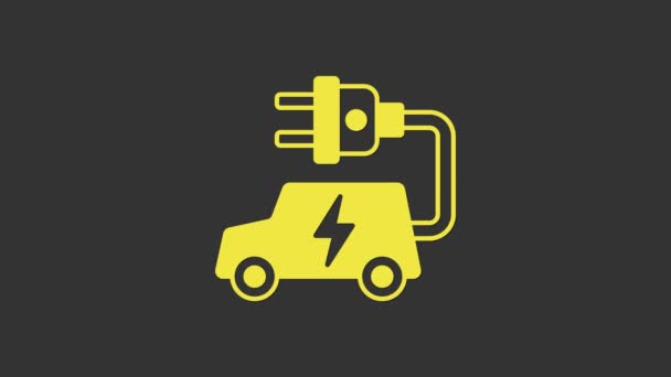 Coche eléctrico amarillo y enchufe de cable eléctrico icono de carga aislado sobre fondo gris. Tecnologías ecológicas renovables. Animación gráfica de vídeo 4K — Vídeo de stock