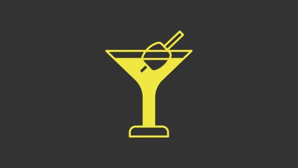 Icono de vidrio Martini amarillo aislado sobre fondo gris. Icono de cóctel. Icono de copa de vino. Animación gráfica de vídeo 4K — Vídeos de Stock