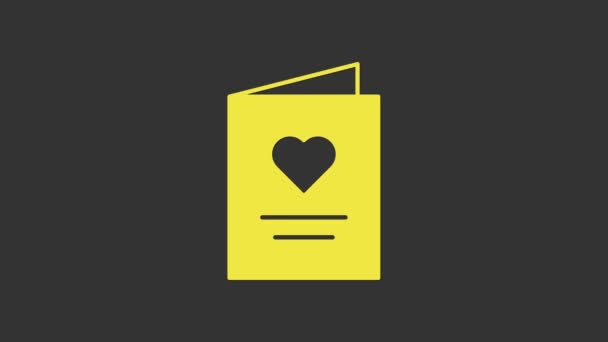 Postal amarilla con icono del corazón aislado sobre fondo gris. Mensaje amor. Carta de amor y romance. Animación gráfica de vídeo 4K — Vídeos de Stock