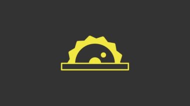 Gri arka planda izole edilmiş çelik dişli disk ikonu olan sarı elektrikli testere. Tahta ya da metal kesmek için elektrikli el aleti. 4K Video hareketli grafik canlandırması