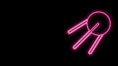 Parlayan neon hattı uydu simgesi siyah arkaplanda izole edildi. 4K Video hareketli grafik canlandırması