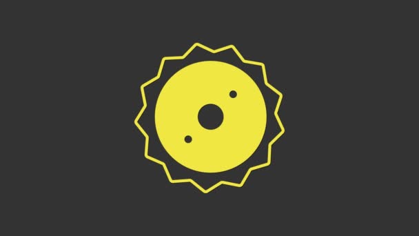 Желтая циркулярная пила значок лезвия изолирован на сером фоне. Пильное колесо. Видеографическая анимация 4K — стоковое видео