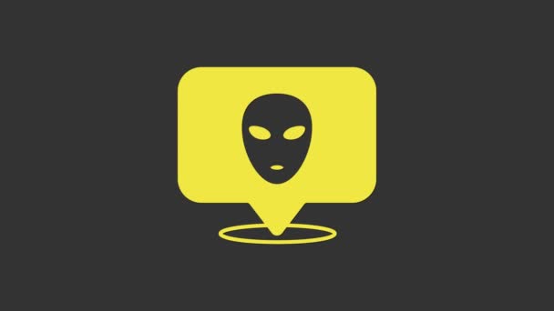 Icône Alien jaune isolée sur fond gris. Visage extraterrestre extraterrestre ou symbole de tête. Animation graphique de mouvement vidéo 4K — Video