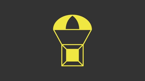 Caixa amarela voando no ícone de paraquedas isolado no fundo cinza. Pacote com paraquedas para envio. Serviço de entrega, transporte aéreo. Animação gráfica em movimento de vídeo 4K — Vídeo de Stock