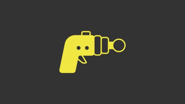 Icono de pistola Yellow Ray aislado sobre fondo gris. Arma láser. Espacial Blaster. Animación gráfica de vídeo 4K — Vídeo de stock