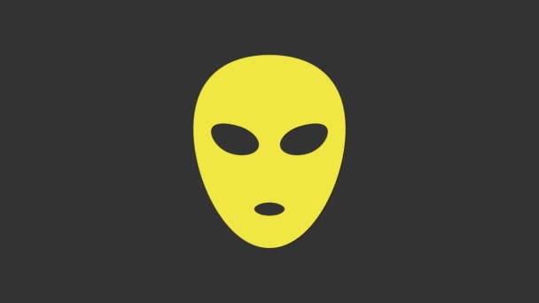 Желтая иконка Чужого выделена на сером фоне. Внеземное инопланетное лицо или символ головы. Видеографическая анимация 4K — стоковое видео
