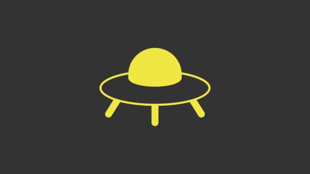 Желтый значок летающего НЛО изолирован на сером фоне. Летающая тарелка. Космический корабль пришельцев. Футуристический неизвестный летающий объект. Видеографическая анимация 4K — стоковое видео