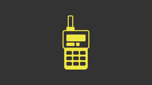 Κίτρινη εικόνα walkie talkie απομονωμένη σε γκρι φόντο. Φορητό εικονίδιο πομπού. Σήμα ασύρματου πομποδέκτη. 4K Γραφική κίνηση κίνησης βίντεο — Αρχείο Βίντεο