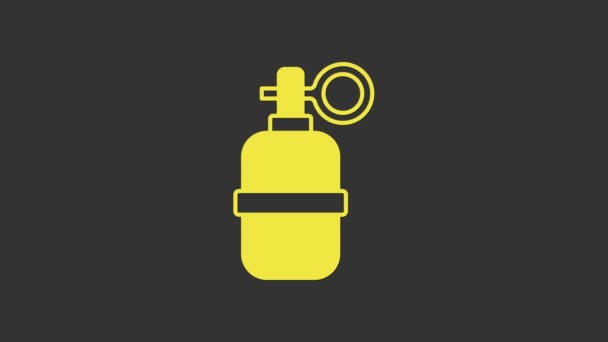 Gelbe Handgranate isoliert auf grauem Hintergrund. Bombenexplosion. 4K Video Motion Grafik Animation — Stockvideo