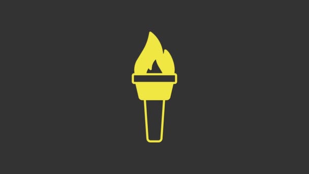 Жовтий факел полум'я ізольовані на сірому фоні. Символ вогню гарячий, полум'я сили, полум'я і тепло. 4K Відео рух графічна анімація — стокове відео