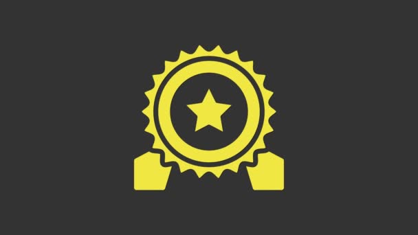 Жовта медаль з зірковою іконою ізольована на сірому фоні. Знак переможця. Нагороджена медаллю. 4K Відео рух графічна анімація — стокове відео