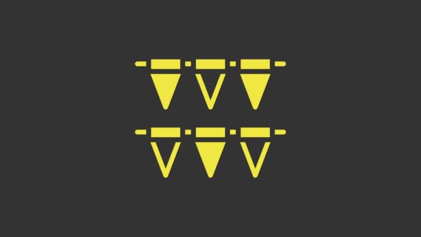 Κίτρινο Καρναβάλι γιρλάντα με σημαίες εικόνα απομονώνονται σε γκρι φόντο. Παντελόνια για εορτασμούς γενεθλίων, διακόσμηση φεστιβάλ. 4K Γραφική κίνηση κίνησης βίντεο — Αρχείο Βίντεο