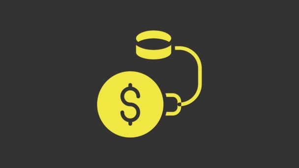Κίτρινη μπάλα χρέους αλυσοδεμένη σε δολάριο εικονίδιο νομίσματος απομονωμένη σε γκρι φόντο. Μεγάλο βαρύ χρέος με αλυσίδες και χρήματα. Οικονομικό έγκλημα, αμοιβή, κρίση. 4K Γραφική κίνηση κίνησης βίντεο — Αρχείο Βίντεο