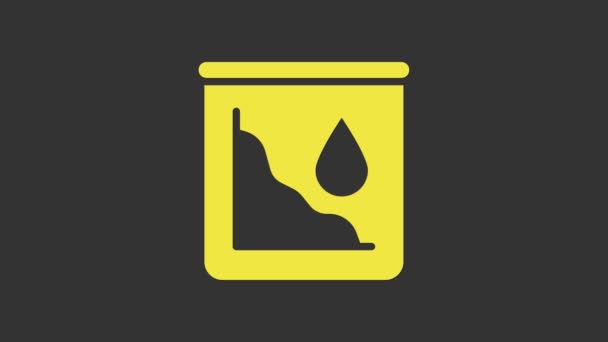 Yellow Drop in crude oil price icon isolated on grey background (en inglés). Concepto de crisis de la industria petrolera. Animación gráfica de vídeo 4K — Vídeo de stock
