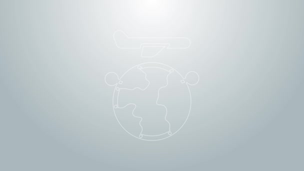 Blauwe lijn Globe met vliegend vliegtuig pictogram geïsoleerd op grijze achtergrond. Vliegtuig vliegt rond de planeet aarde. Vliegtuig wereld icoon. 4K Video motion grafische animatie — Stockvideo