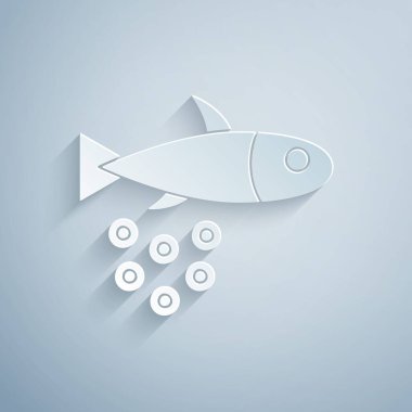 Kağıt kesiği, gri arka planda izole edilmiş havyar ikonlu balık. Kağıt sanatı tarzı. Vektör.