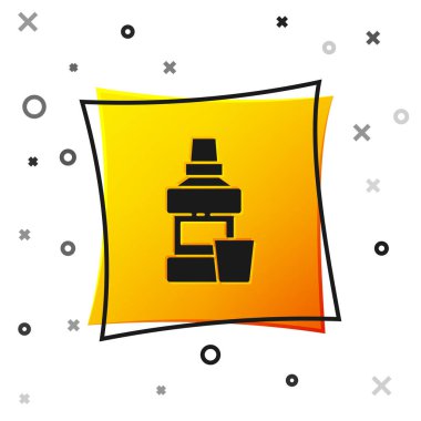 Siyah ağız gargarası plastik şişe ve beyaz arka planda izole edilmiş cam ikon. Ağzını çalkalamak için sıvı. Ağız bakım ekipmanları. Sarı kare düğme. Vektör