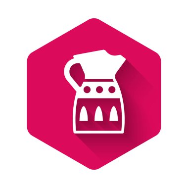 Beyaz Sangria sürahi ikonu uzun gölgeli izole edilmiş. Geleneksel İspanyol içkisi. Pembe altıgen düğmesi. Vektör